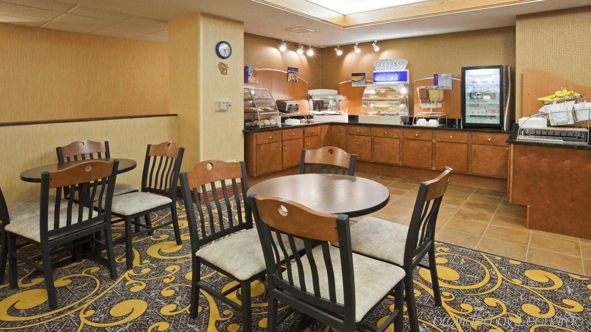 Holiday Inn Express Deforest By Ihg Exterior foto