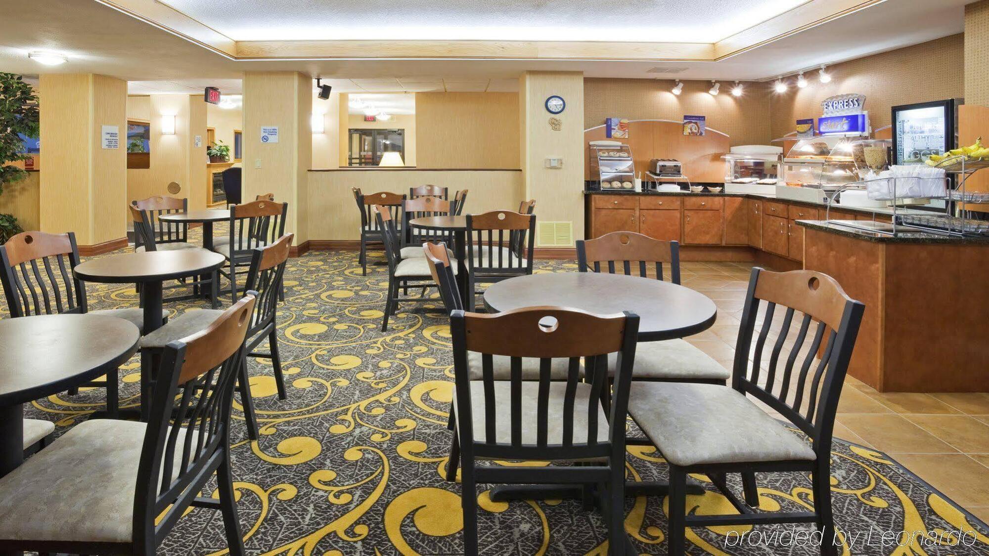 Holiday Inn Express Deforest By Ihg Exterior foto
